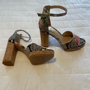 VINCE CAMUTO - Platforms Multi Violet